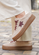 BASKETS BEIGE AVEC ÉTOILE BORDEAUX ET SEMELLE ÉPAISSE – Image 5