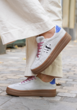 BASKETS BLANCHES AVEC DÉTAIL ZÉBRÉ ET LACETS BORDEAUX – Image 2