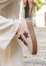 BASKETS BEIGE AVEC ÉTOILE BORDEAUX ET SEMELLE ÉPAISSE