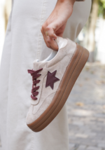 BASKETS BEIGE AVEC ÉTOILE BORDEAUX ET SEMELLE ÉPAISSE – Image 3