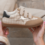 BASKETS BEIGE AVEC ÉTOILE ARGENTÉE ET SCRATCHS