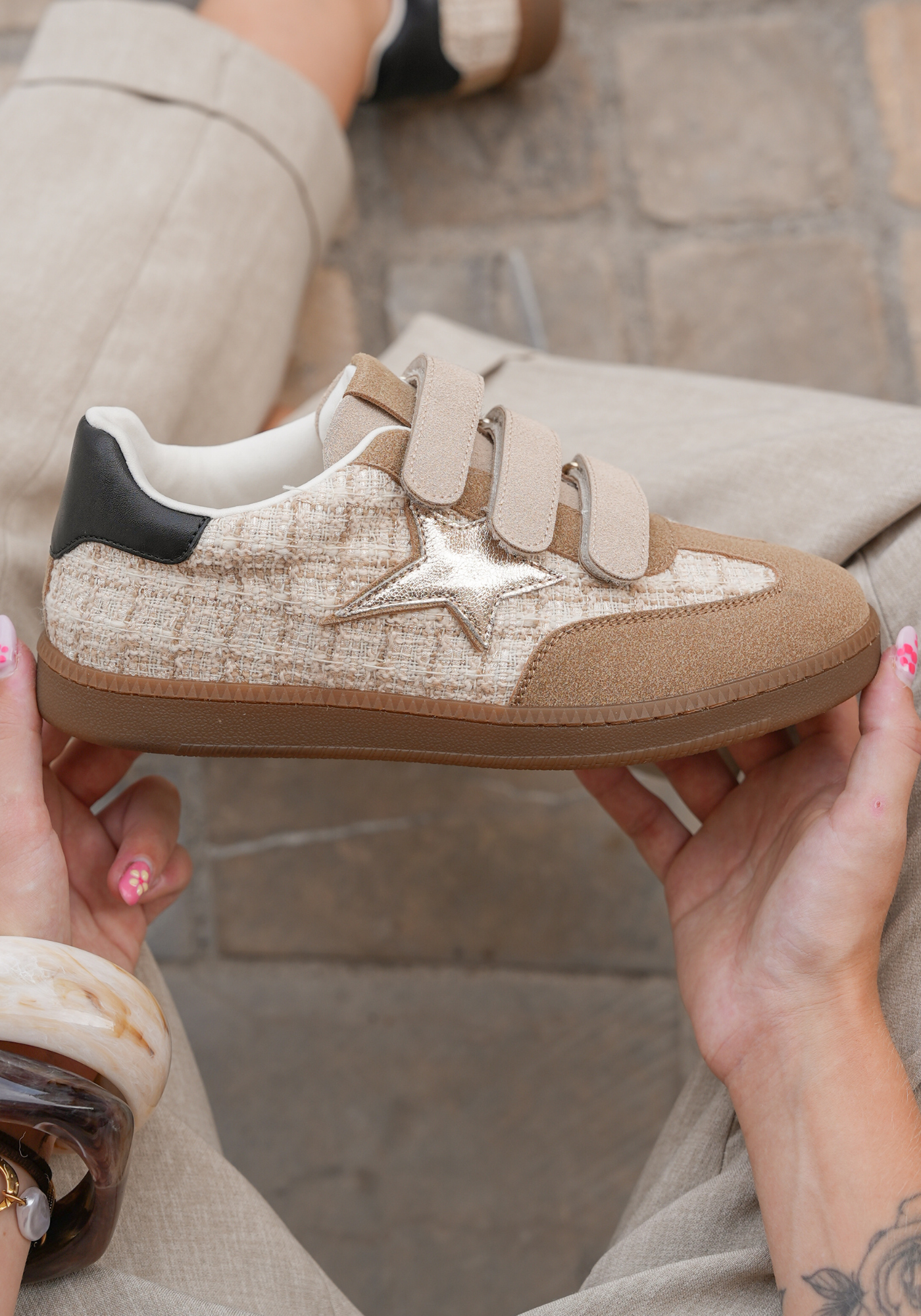 hoesita_86.png BASKETS BEIGE AVEC ÉTOILE ARGENTÉE ET SCRATCHS – Image 1
