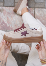 BASKETS BEIGE AVEC ÉTOILE BORDEAUX ET SEMELLE ÉPAISSE – Image 4