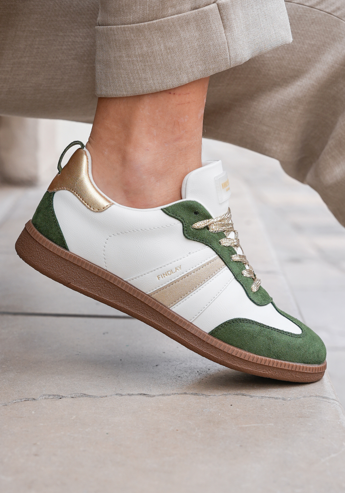 hoesita_99_d9d0c6a8-4a11-445e-96bc-3b2b600b9855.png BASKETS BLANCHES ET VERTES FEMME AU STYLE RÉTRO CHIC - FINDLAY – Image 1