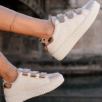 BASKETS FEMME BLANCHES & DORÉES À SCRATCH – DÉTAIL LÉOPARD