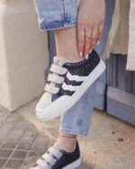 BASKETS FEMME BLEUES & BLANCHES À SCRATCH – STYLE ÉLÉGANT & TENDANCE – Image 2