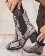 BOTTINES FEMME MOTIF PYTHON À TALON – Image 4